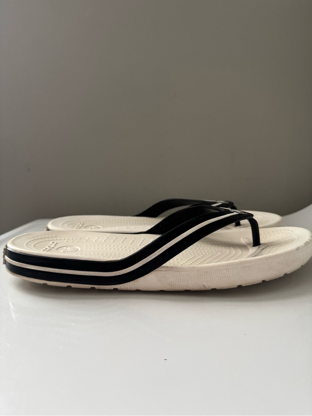CROCS Unisex Bayaband Flip Flops Men 10 Women 12